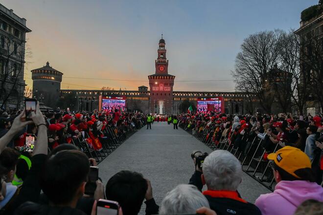 La Ferrari infiamma Milano, Piazza Castello è una bolgia Rossa