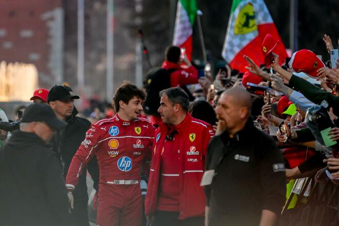 La Ferrari infiamma Milano, Piazza Castello è una bolgia Rossa