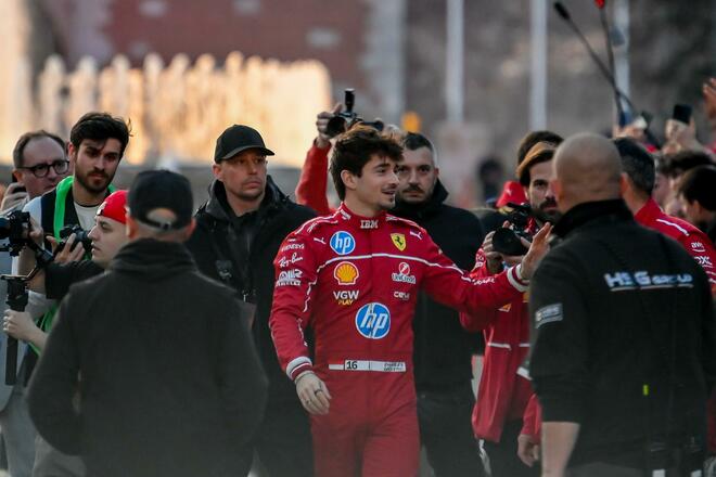 La Ferrari infiamma Milano, Piazza Castello è una bolgia Rossa