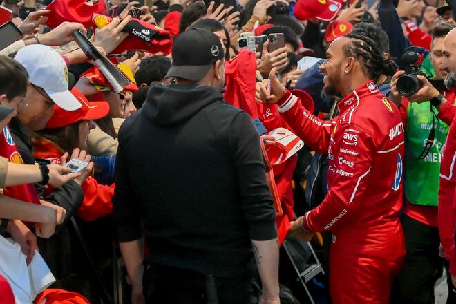 La Ferrari infiamma Milano, Piazza Castello è una bolgia Rossa