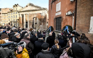 Anna Frank, dopo 78 anni un libro-inchiesta svela chi fu la spia che la  consegnò ai nazisti