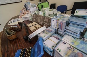 Napoli, trovata stamperia clandestina: falsificati 7 milioni di euro, c'è  anche la nuova banconota da 20