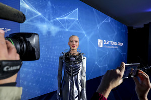 Sophia, la robot umanoide, presentata da Neri Marcorè 