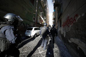 Quartieri spagnoli di Napoli, una transenna del Comune per delimitare il parcheggio  privato