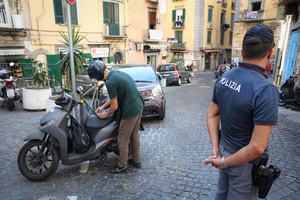 Napoli: catene, paletti e transenne del Comune per farsi il parcheggio  privato