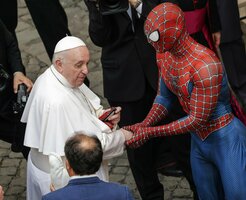 Vaticano, Papa Francesco incontra Spiderman