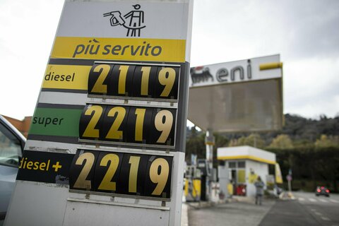 Bonus benzina 2023 da 200 euro, a chi spetta e come richiederlo: come  funziona il contributo