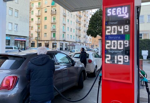Bonus benzina fino a 200 euro: come richiederlo e come funziona