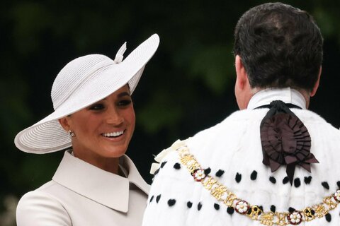 Giubileo, la Regina Elisabetta si affaccia sul balcone e saluta la folla:  «Resto al vostro fianco»