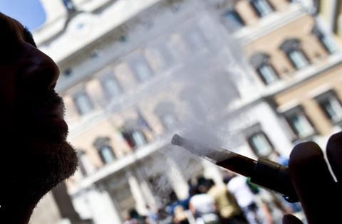 Sigarette, aumenti dei prezzi: 20 centesimi in più a pacchetto. Ecco quanto  costeranno: la tabella