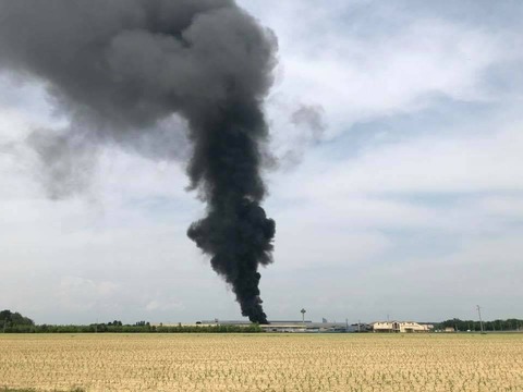 Padova, alta colonna di fumo nero visibile a diversi chilometri: fiamme in  una fabbrica