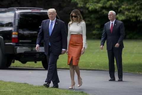 Occhiali da sole portati di notte, la nuova tendenza lanciata da Melania  Trump - Moda 