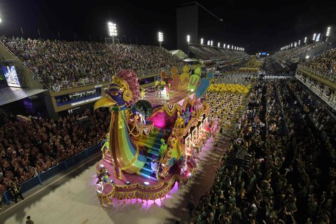 Brasile, ultima notte in maschera a Rio: la sfilata che chiude il Carnevale