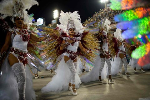 Brasile, a Rio impazza il Carnevale: spettacolo al Sambodromo 