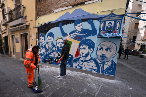 Napoli, protesta di Fridays for Future a Chiaia: salsa di pomodoro contro  le vetrine di Gucci, Prada e Vuitton - la Repubblica