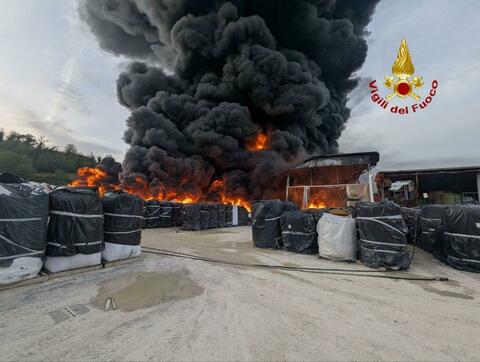 Umbertide, gigantesco incendio alla Lucyplast: la colonna di fumo visibile  da Perugia e Gubbio