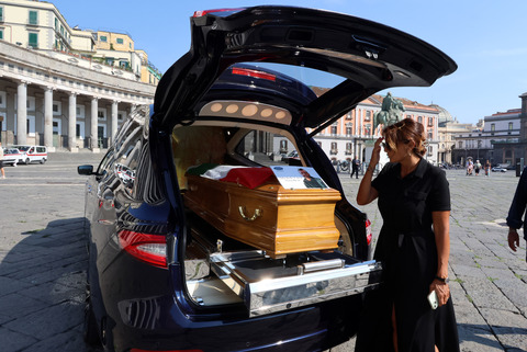 Dj Godzi morto ad Ibiza, funerali a Piazza Plebiscito. Il padre: ​«Potrebbero  essere fatti altri esami»
