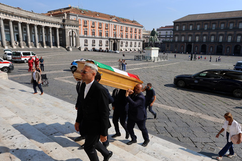 Dj Godzi morto ad Ibiza, funerali a Piazza Plebiscito. Il padre: ​«Potrebbero  essere fatti altri esami»