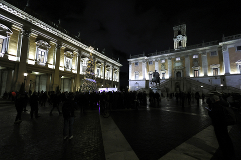 Ecco l'albero di Natale di Roma, dedicato alla Costituzione: la cerimonia  in Campidoglio con il sindaco Gualtieri