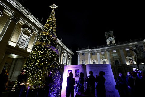 Ecco l'albero di Natale di Roma, dedicato alla Costituzione: la cerimonia  in Campidoglio con il sindaco Gualtieri