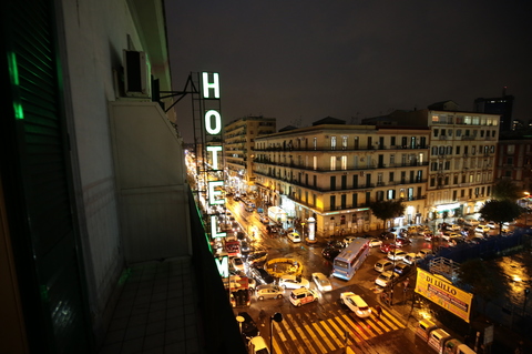 Napoli corsa alla prenotazione all hotel Mignon tutti pazzi