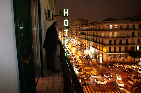 Napoli corsa alla prenotazione all hotel Mignon tutti pazzi