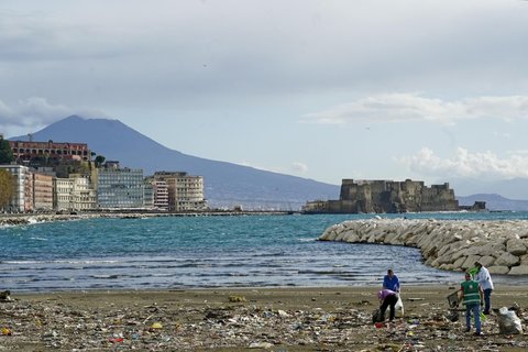 Plastica monouso vietata da domani: stop alla vendita di piatti, bicchieri,  posate, cannucce e cotton fioc - IlComizio