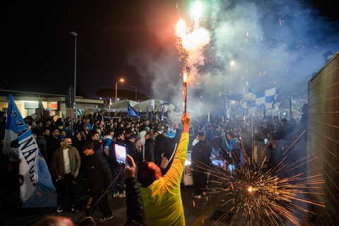 Scudetto Napoli, l'idea per la festa: «Tutti sul Vesuvio con i fumogeni  tricolore»