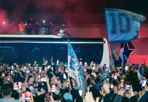 2 PEZZI FUMOGENI DA STADIO FESTE FORZA NAPOLI TERZO SCUDETTO BIANCO AZZURRO  65 S