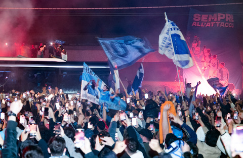 Scudetto Napoli, la festa all'aeroporto di Capodichino nella notte: in  diecimila per celebrare la vittoria sulla Juventus