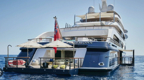 Napoli, yacht Arnault è troppo lungo: attracco vietato al molo di  Mergellina