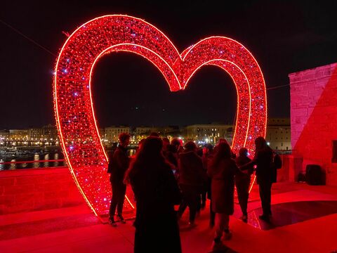 San Valentino 2022 a Bari: sul Fortino Sant'Antonio un grande cuore luminoso  per foto ricordo