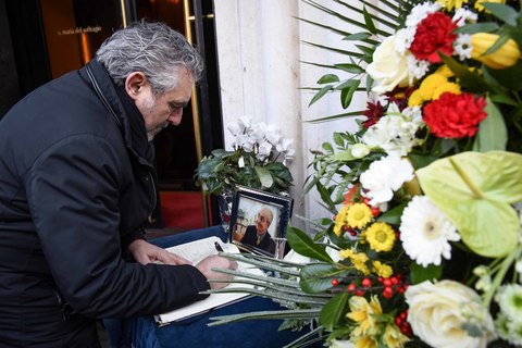 Milano, l'ultimo omaggio a Gualtiero Marchesi: folla e lacrime ai funerali  dello chef