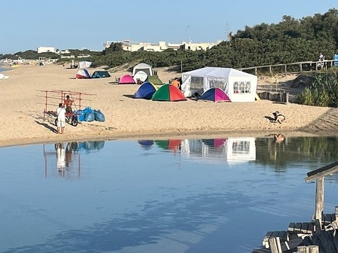 Puglia, in spiaggia con la tenda “abusiva” da 30 metri quadri: la foto  finisce sui social, scattano sgombero e maxi multa