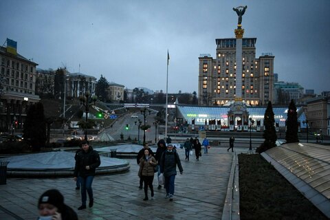 Ucraina Russia, a Kiev la grande fuga di civili: assalto a bancomat e  benzinai, lunghe code di auto in uscita dalla città. Zelensky impone la  legge marziale