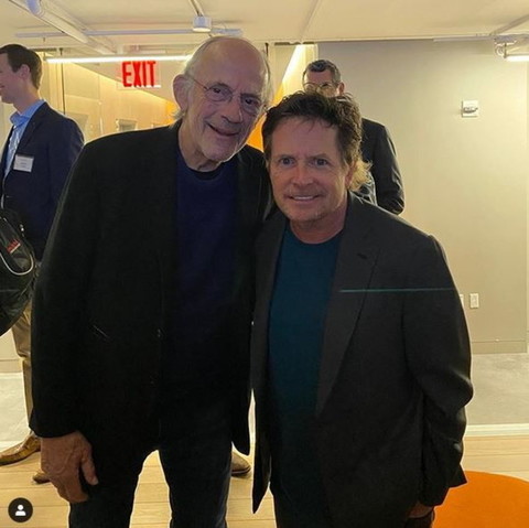 Ritorno al futuro: l'abbraccio di Michael J. Fox e Christopher Lloyd a 40  anni dal primo film