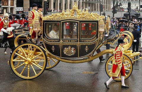 Carlo III incoronato re: «Qui per servire». Camilla è regina. Harry già in  volo verso Los Angeles. La Royal Family sul balcone