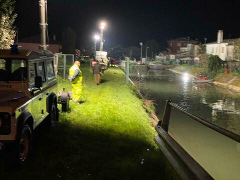 Bimbo trovato morto annegato nell'Adigetto a Rovigo, caduto mentre stava  giocando vicino al canale