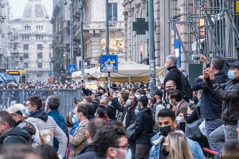 Sfera Ebbasta avvistato in centro Milano, fan in fila per le foto: in  realtà è un sosia