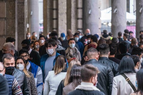 Milano, folla di ragazzi in Duomo per il sosia di Sfera Ebbasta