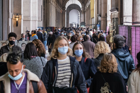 Milano, folla in centro per il Giro d'Italia. E ressa in Duomo per il sosia  di Sfera Ebbasta