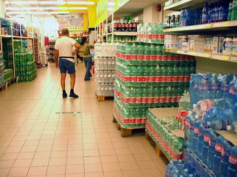 Guizza, acqua minerale ritirata dai supermercati per la presenza di  stafilococco. Il ministero: «Chi l'ha comprata la riporti indietro»