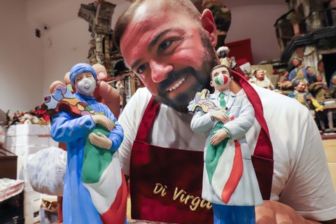 La statuetta dell'infermiera nel presepe di Seccia. Dono di Coldiretti e  Confartigianato