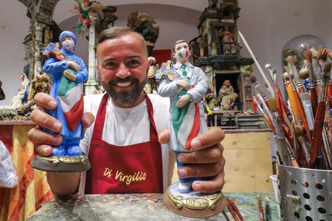 La statuetta dell'infermiera nel presepe di Seccia. Dono di Coldiretti e  Confartigianato