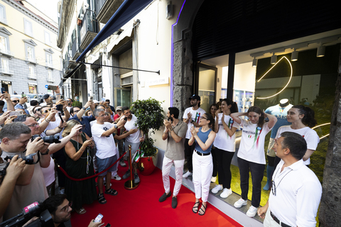 Chiaia, Valentina De Laurentiis inaugura il nuovo store del Napoli:  l'assalto dei tifosi