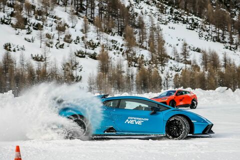 Lamborghini Accademia Neve, le spettacolari evoluzioni di Huracan e Urus a  Livigno