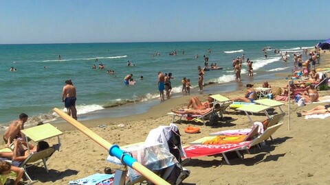 Quanto costa andare in spiaggia? I prezzi medi per sdraio, lettino e  ombrellone nel 2023