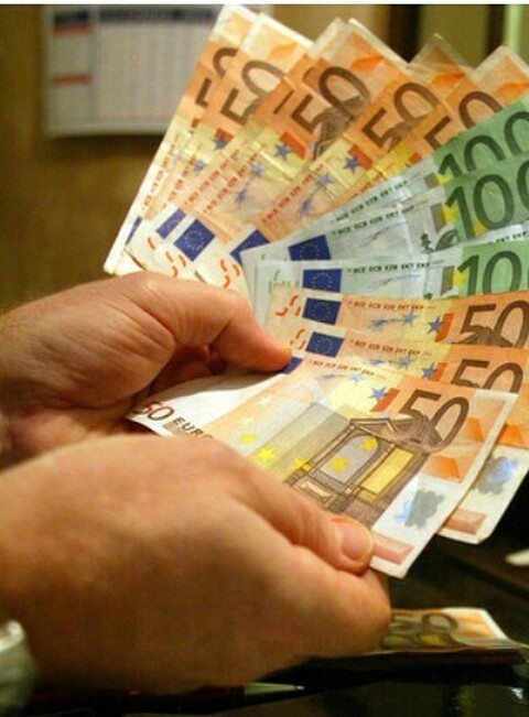 Pensionato trova un borsello con 10mila euro e lo restituisce al  proprietario, per lui ricompensa di 500 euro: «Non sono miei, non li voglio»