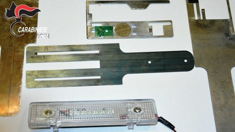 Microcamera e skimmer invisibili così clonavano bancomat. Ecco come evitare  il furto dei dati
