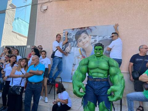 L'inchino di Hulk per il piccolo Ivan: palloncini bianchi e supereroi per l'addio  al bambino di 7 anni